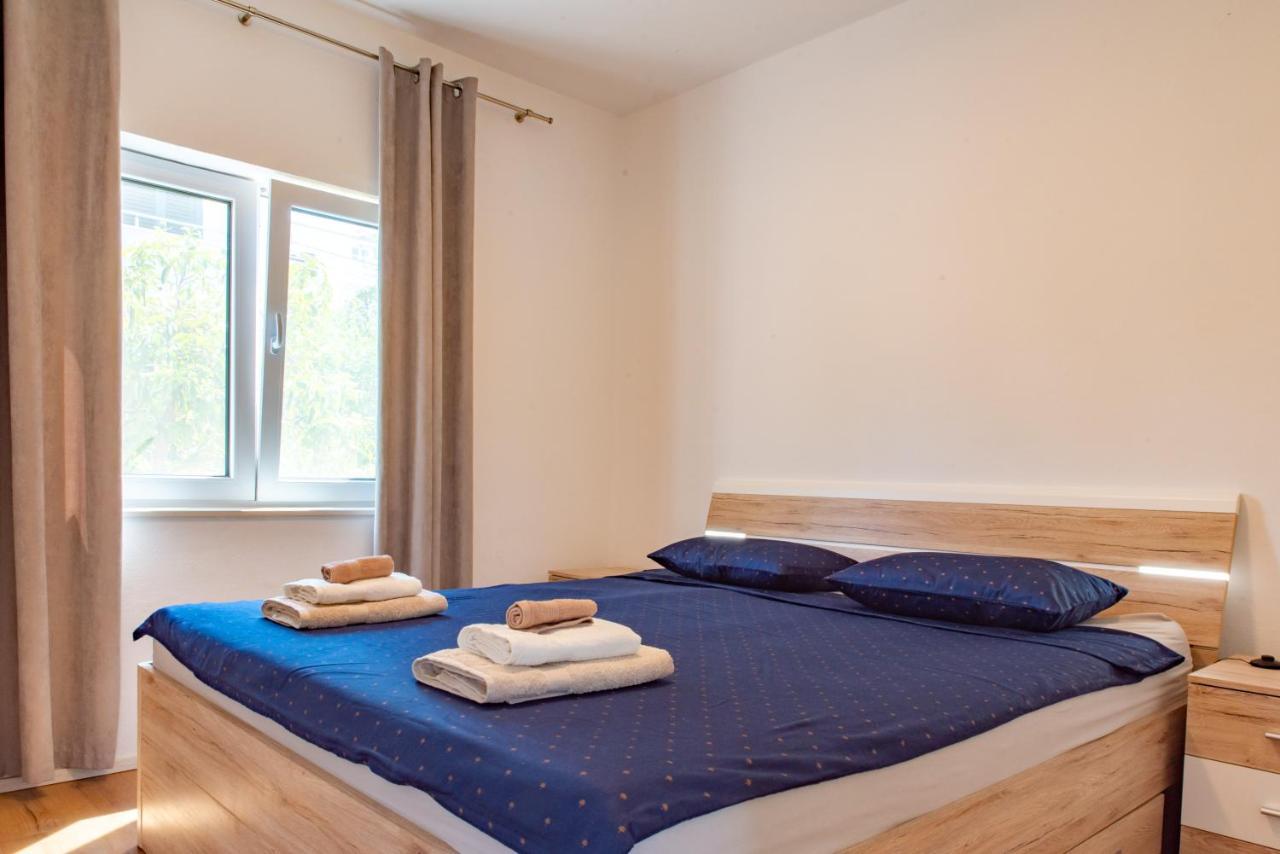 Beach Holiday Home With Private Jacuzzi & Parking Trogir Exterior photo