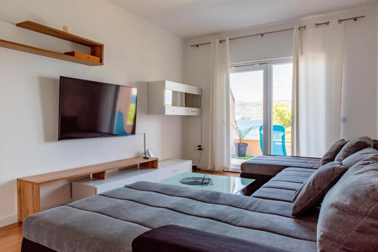 Beach Holiday Home With Private Jacuzzi & Parking Trogir Exterior photo