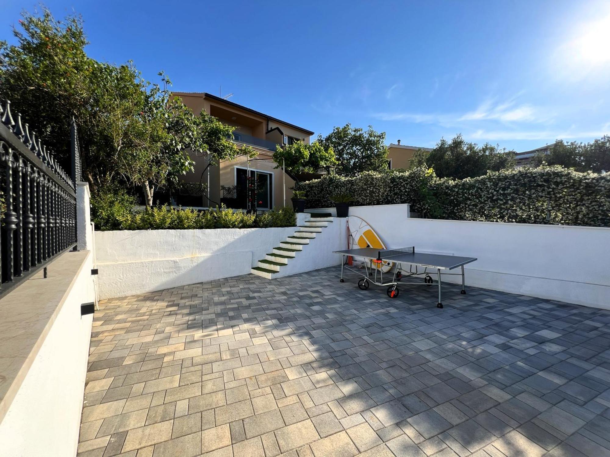 Beach Holiday Home With Private Jacuzzi & Parking Trogir Exterior photo